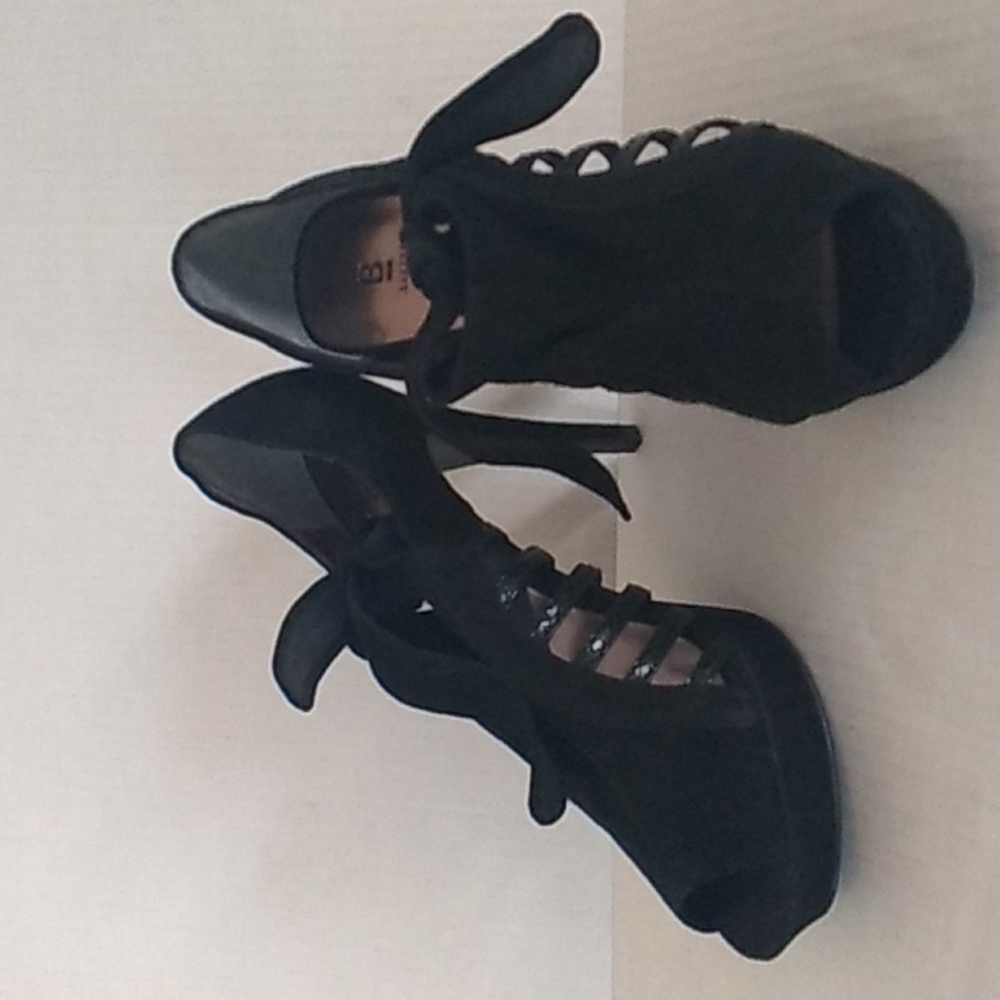 Bakers women's black suede heels size 9
